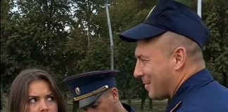 Dva saobraćajna policajca zaustavila su mladu ženu bez razloga, pribili je uz auto i grubo stavili joj lisice. Ali kada joj je jedan od policajaca posegnuo u džep na njen zahtjev, obojica su se smrznuli od šoka kada su vidjeli šta je unutra. 😱