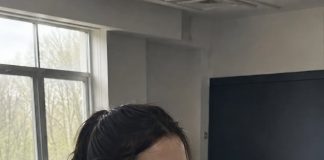 Dvanaest godina nakon što su moj otac i majčina najbolja prijateljica organizirali nesreću, naplatili naše životno osiguranje i izgradili bogatstvo na našoj smrti, vratila sam se pod drugim imenom u školu njihova sina — ali moja osveta nije počela prijetnjom, nego starim policijskim spisom, lažnim potpisom i čovjekom koji je godinama šutio