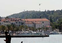 JEZIV SNIMAK SA JADRANSKE MAGISTRALE KRUŽI MREŽAMA! Ljudi se KRSTE zbog prizora,DAL JE NORMLNA OVA DJEVOJKA.. pitaju se GDE JE POLICIJA?!