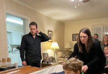 Moj osmogodišnji nećak nije se odvajao od lijesa svoje majke tijekom cijelog bdjenja, neprestano ponavljajući: **„Nemojte ga još zatvoriti… rekla mi je da čekam zvuk.“** Svi su mislili da je dječak jednostavno u šoku… sve dok se negdje oko ponoći nešto nije počelo tresti unutar haljine u koju su odjenuli moju sestru.