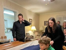 Moj osmogodišnji nećak nije se odvajao od lijesa svoje majke tijekom cijelog bdjenja, neprestano ponavljajući: **„Nemojte ga još zatvoriti… rekla mi je da čekam zvuk.“** Svi su mislili da je dječak jednostavno u šoku… sve dok se negdje oko ponoći nešto nije počelo tresti unutar haljine u koju su odjenuli moju sestru.