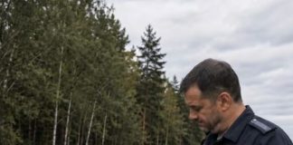 Saobraćajni policajac namjerno je mladoj ženi pocijepao vozačku dozvolu u pokušaju da je ponizi. Ali upravo u tom trenutku žena je mirno otvorila pretinac za rukavice, izvadila nešto drugo, a samo nekoliko sekundi kasnije policajac je stajao potpuno šokiran 😱