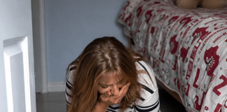 Odmah nakon sahrane naše kćerke, moj muž me je uporno nagovarao da bacimo sve njene stvari. Ali kada sam počela da čistim njenu sobu, pronašla sam čudnu poruku: „Mama, ako ovo čitaš, znači da više nisam živa. Samo pogledaj ispod kreveta.“ 😱