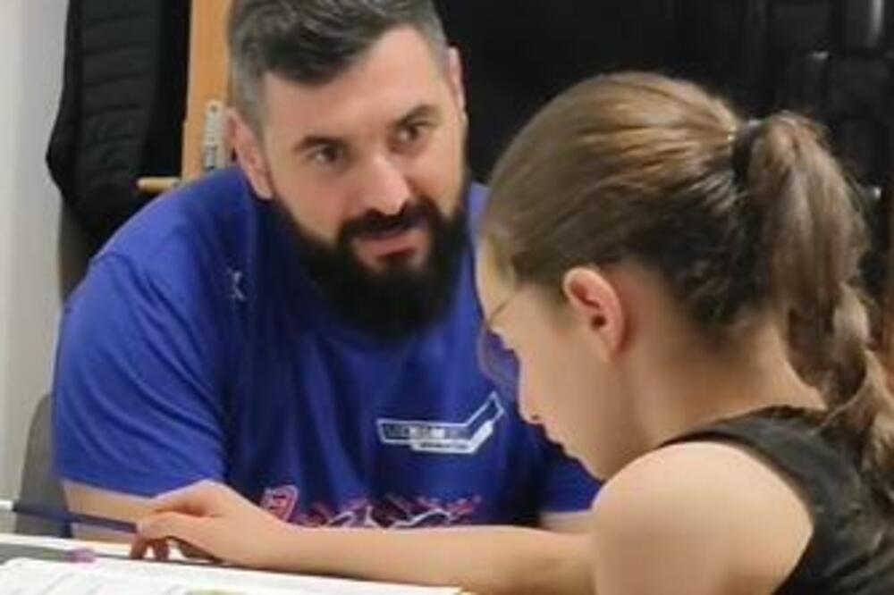 “KAKO, BONA, PUTA TRI?”, BOSANAC UČI KĆERKU MATEMATIKU: Snimak postao hit, traume iz djetinjstva same naviru! - featured image “KAKO, BONA, PUTA TRI?”, BOSANAC UČI KĆERKU MATEMATIKU: Snimak postao hit, traume iz djetinjstva same naviru! - featured image
