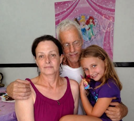 „Svake noći, moj deda me je krišom vodio u svoju sobu… Ali kada je moja majka otkrila zašto je to radio, nije mogla da izdrži i briznula je u plač.“ „Svake noći, moj deda me je krišom vodio u svoju sobu… Ali kada je moja majka otkrila zašto je to radio, nije mogla da izdrži i briznula je u plač.“ - featured image
