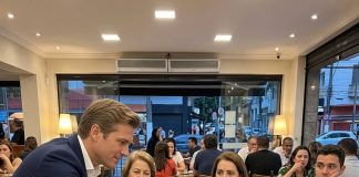 Moj je zet usred prepunog restorana u Bostonu zgrabio moju kćer za kosu i silom joj spustio glavu dok se njegova majka smiješila. „Ponekad je poniženje jedini način na koji muž može nečemu naučiti svoju ženu“, rekla je Rebecca Moj je zet usred prepunog restorana u Bostonu zgrabio moju kćer za kosu i silom joj spustio glavu dok se njegova majka smiješila. „Ponekad je poniženje jedini način na koji muž može nečemu naučiti svoju ženu“, rekla je Rebecca - featured image