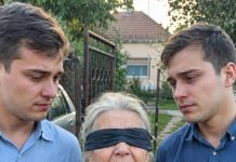 Roditelji su ih napustili kad su imali dvije godine, a baka ih je prehranila prodajući povrće i radeći po tuđim poljima – dvadeset i tri godine poslije stavili su joj povez preko očiju i u ruku spustili mali mjedeni ključ… Roditelji su ih napustili kad su imali dvije godine, a baka ih je prehranila prodajući povrće i radeći po tuđim poljima – dvadeset i tri godine poslije stavili su joj povez preko očiju i u ruku spustili mali mjedeni ključ… - featured image