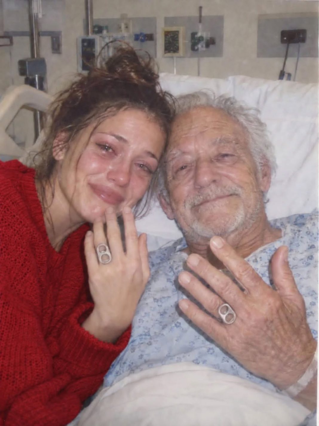 Udala sam se za neznanca iz bolničke čekaonice kako ne bi umro sam — nakon našeg jednotjednog braka njegov mi je odvjetnik predao njegov ruksak i rekao: „Želio je da saznaš istinu.“ - featured image Udala sam se za neznanca iz bolničke čekaonice kako ne bi umro sam — nakon našeg jednotjednog braka njegov mi je odvjetnik predao njegov ruksak i rekao: „Želio je da saznaš istinu.“ - featured image