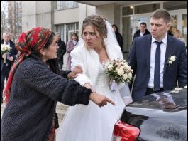 Ciganka je prišla do mlade kod matičara: „Veo koji nosiš nije tvoj, sudbina ti je gorka. Otvori prtljažnik mladoženjinog auta. Molim te kao Boga, otvori…“ …😲😲😲 Ciganka je prišla do mlade kod matičara: „Veo koji nosiš nije tvoj, sudbina ti je gorka. Otvori prtljažnik mladoženjinog auta. Molim te kao Boga, otvori…“ …😲😲😲 - featured image