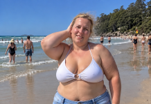 Moj suprug odbijao je tijekom našeg odmora iz snova snimiti čak ijednu moju fotografiju, stalno ponavljajući da mu se „jednostavno ne da“… Ali kada sam otkrila od koga me zapravo pokušavao sakriti, učinila sam samo jednu stvar, potpuno tiho, koja ga je rasplakala i natjerala da me preklinje za oprost. 😳💔