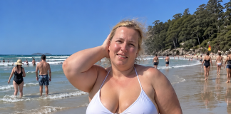 Moj suprug odbijao je tijekom našeg odmora iz snova snimiti čak ijednu moju fotografiju, stalno ponavljajući da mu se „jednostavno ne da“… Ali kada sam otkrila od koga me zapravo pokušavao sakriti, učinila sam samo jednu stvar, potpuno tiho, koja ga je rasplakala i natjerala da me preklinje za oprost. 😳💔