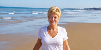 Moja snaha ismijavala me jer sam s 63 godine nosila bikini — zatim je pokazala moje fotografije cijeloj obitelji i nazvala me „sramotnom“. Nasmiješila sam se i rekla: „Možda si u pravu.“ Sljedećeg jutra jedna jedina poruka učinila ju je potpuno blijedom… 😳🔥