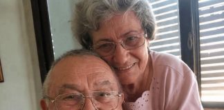 Bili smo u braku 56 godina kada je naša unuka objavila ovu fotografiju na Fejsbuku… Dva sata kasnije, žena koju niko od nas nije poznavao napisala je u komentaru: „Molim vas, nemojte brisati ovu fotografiju. Taj čovek je moj otac.“