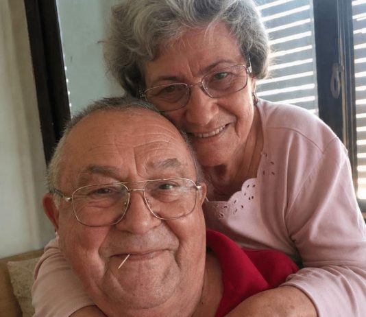 Bili smo u braku 56 godina kada je naša unuka objavila ovu fotografiju na Fejsbuku… Dva sata kasnije, žena koju niko od nas nije poznavao napisala je u komentaru: „Molim vas, nemojte brisati ovu fotografiju. Taj čovek je moj otac.“