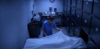 U 3:17 ujutro bila sam sama u mrtvačnici kada mi je nešto ispod bijele plahte privuklo pozornost…