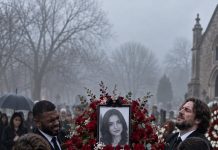 Na sahrani mlade žene četvorica snažnih muškaraca pokušala su podići njen lijes, ali su ga zbog neobične težine skoro ispustili. Kada je ožalošćeni suprug zahtijevao da se lijes odmah otvori, ono što su pronašli unutra ispunilo je sve prisutne pravim užasom. 😨