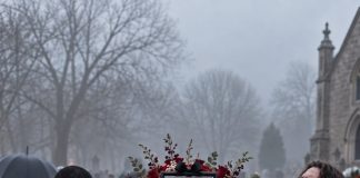 Na sahrani mlade žene četvorica snažnih muškaraca pokušala su podići njen lijes, ali su ga zbog neobične težine skoro ispustili. Kada je ožalošćeni suprug zahtijevao da se lijes odmah otvori, ono što su pronašli unutra ispunilo je sve prisutne pravim užasom. 😨