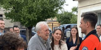Snaha je postavila dva stola kako bi dočekala svekra iz bolnice. Kad sam ugledala nepoznate goste koje je pozvala, lice mi je planulo od bijesa. Snaha je postavila dva stola kako bi dočekala svekra iz bolnice. Kad sam ugledala nepoznate goste koje je pozvala, lice mi je planulo od bijesa. - featured image