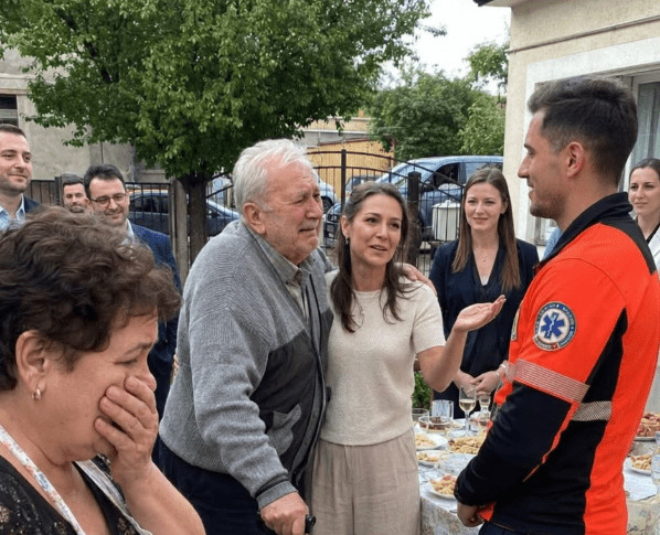 Snaha je postavila dva stola kako bi dočekala svekra iz bolnice. Kad sam ugledala nepoznate goste koje je pozvala, lice mi je planulo od bijesa. - featured image