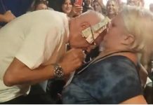 SRBI ZGROŽENI ZBOG SNIMKA SA ŠABAČKOG VAŠARA! Nabijao joj MIKROFON u grudi, a onda ZARIO GLAVU u dubine!