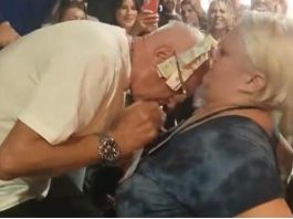 SRBI ZGROŽENI ZBOG SNIMKA SA ŠABAČKOG VAŠARA! Nabijao joj MIKROFON u grudi, a onda ZARIO GLAVU u dubine!