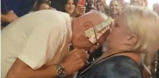 SRBI ZGROŽENI ZBOG SNIMKA SA ŠABAČKOG VAŠARA! Nabijao joj MIKROFON u grudi, a onda ZARIO GLAVU u dubine!