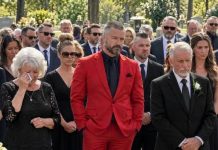 Moj brat je stigao na sahranu našeg oca u jarkocrvenom odijelu i odmah sam se uznemirila. Svi ostali muškarci u kapeli bili su obučeni u crno, ugljenasto ili tamnosivo. A onda je ušao Eric.