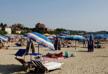 DA LI JE MOGUĆE?!DA LI OVO RADE OD 7 UJUTRU… Skandal na hrvatskoj plaži, LJUDI ZGROŽENI PRIZOROM