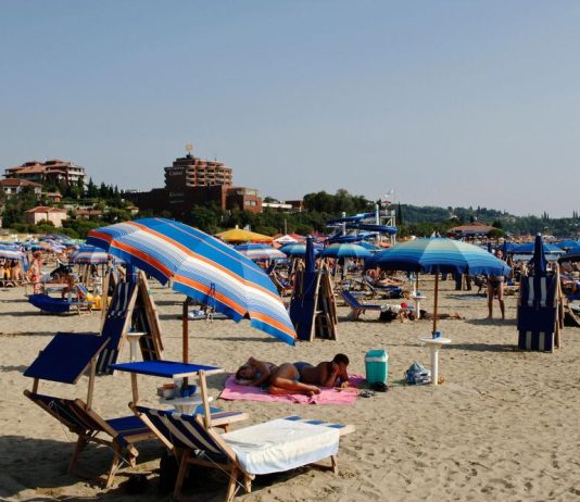 DA LI JE MOGUĆE?!DA LI OVO RADE OD 7 UJUTRU… Skandal na hrvatskoj plaži, LJUDI ZGROŽENI PRIZOROM