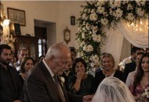 Sedamdesetjednogodišnji bogati muškarac pristao je oženiti mladu ženu, a da joj nikada nije vidio lice. Roditelji mlade imali su samo jedan neobičan uslov: mladoženja će smjeti podići njen veo tek nakon što vjenčanje bude završeno. Muškarac je pristao, ali kada je tokom ceremonije konačno uklonio tkaninu s lica svoje mlade supruge, samo je nekoliko sekundi nepomično gledao u nju, a zatim se užasnuto odmaknuo. 😨