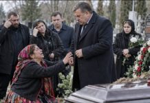 Romkinja je pala na koljena pred bogatašem kod groba: „Platit ću ti životom — samo otvori lijes.“ Ožalošćeni su vrtjeli prstom po glavi. Ali kada su ipak podigli poklopac, ljudima su se odsjekle noge… 😲😲😲