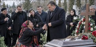 Romkinja je pala na koljena pred bogatašem kod groba: „Platit ću ti životom — samo otvori lijes.“ Ožalošćeni su vrtjeli prstom po glavi. Ali kada su ipak podigli poklopac, ljudima su se odsjekle noge… 😲😲😲