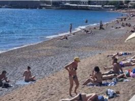 ŽENA NA PLAŽI U CRNOJ GORI ŠOKIRALA LJUDE: Ne kupa se, SVI GLEDAJU ŠTA DRŽI U RUKAMA – “ovo je kraj sveta” (VIDEO)