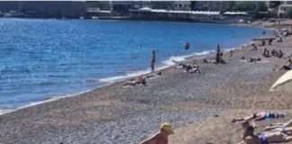 ŽENA NA PLAŽI U CRNOJ GORI ŠOKIRALA LJUDE: Ne kupa se, SVI GLEDAJU ŠTA DRŽI U RUKAMA – “ovo je kraj sveta” (VIDEO)