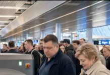 Slučajno sam vidjela svog muža kako skriva čudnu kutiju u mom koferu, pa sam je potajno prebacila u kofer njegove sekretarice; Kada smo prošli kroz osiguranje, iznenada se upalilo crveno svjetlo, a desetine policajaca potrčalo je prema nama 😳
