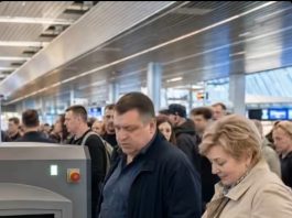 Slučajno sam vidjela svog muža kako skriva čudnu kutiju u mom koferu, pa sam je potajno prebacila u kofer njegove sekretarice; Kada smo prošli kroz osiguranje, iznenada se upalilo crveno svjetlo, a desetine policajaca potrčalo je prema nama 😳