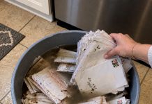 Buduća svekrva ubacila je naše frankirane pozivnice za vjenčanje u kantu prljave vode – a zatim tvrdila da je to bila „samo nezgoda”. Ono što je moj zaručnik nakon toga učinio bilo je njezina najgora noćna mora.