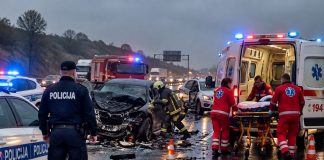 Teška nesreća u Južnoafričkoj Republici: Najmanje 21 osoba poginula u sudaru tri vozila Teška nesreća u Južnoafričkoj Republici: Najmanje 21 osoba poginula u sudaru tri vozila - featured image