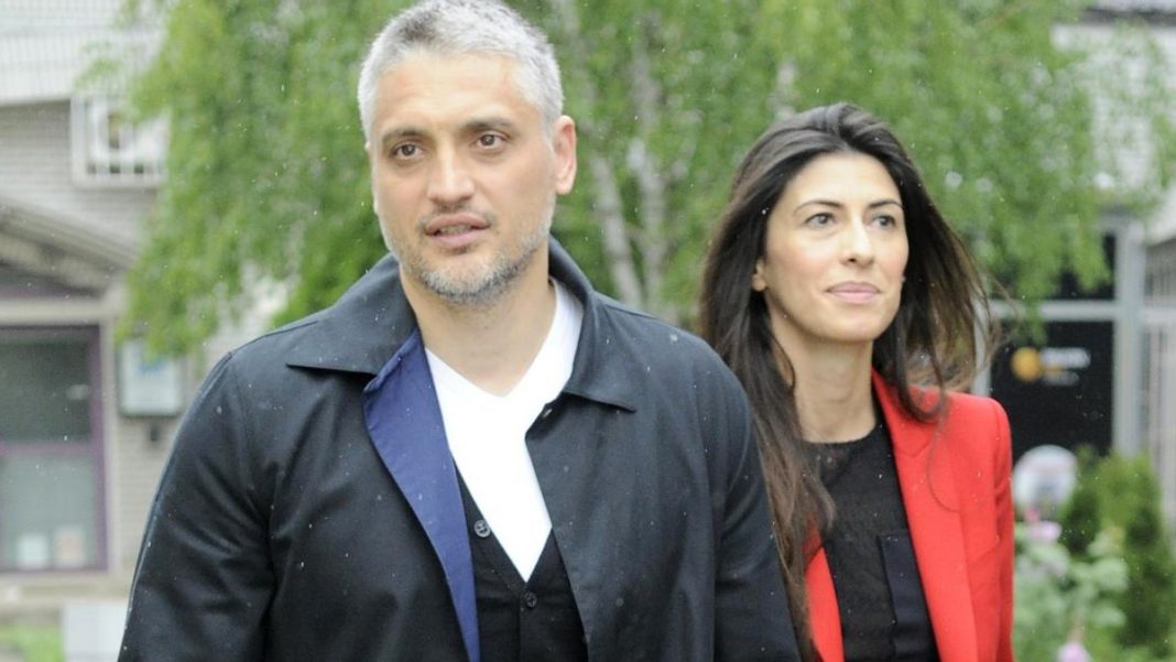BIVŠA ŽENA ČEDE JOVANOVIĆA IMA NOVOG DEČKA U AMERICI Političar je ovo krio 45 dana od nje, a onda su se razveli: Otkrio i šta je Jelena TRAŽILA OD NJEGA jednom prilikom - featured image BIVŠA ŽENA ČEDE JOVANOVIĆA IMA NOVOG DEČKA U AMERICI Političar je ovo krio 45 dana od nje, a onda su se razveli: Otkrio i šta je Jelena TRAŽILA OD NJEGA jednom prilikom - featured image