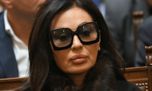 Teško mi je, raspadam se: Ceca se zavijena u CRN0 OGLASlLA HITNlM SAOPŠTENJEM: mog Veljka nažaIost više….