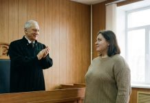 Na razvodu braka, Marina je, uz smeh svog muža, mirno predala svu svoju imovinu njemu. Ali kada je sudija shvatio razlog njenog postupka, aplaudirao joj je ustajući. Na razvodu braka, Marina je, uz smeh svog muža, mirno predala svu svoju imovinu njemu. Ali kada je sudija shvatio razlog njenog postupka, aplaudirao joj je ustajući. - featured image