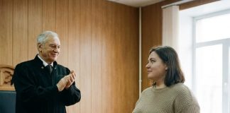 Na razvodu braka, Marina je, uz smeh svog muža, mirno predala svu svoju imovinu njemu. Ali kada je sudija shvatio razlog njenog postupka, aplaudirao joj je ustajući. Na razvodu braka, Marina je, uz smeh svog muža, mirno predala svu svoju imovinu njemu. Ali kada je sudija shvatio razlog njenog postupka, aplaudirao joj je ustajući. - featured image
