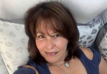 S 52 godine još je uvijek bila djevica. Tri mjeseca kasnije napokon je odlučila vjerovati tom muškarcu… ali te noći jedna poruka promijenila je sve 😨💔