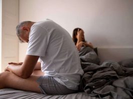 Da li muškarci poslije 55-te postaju neupotrebljivi ženama u krevetu: Evo kada muškarac zaista počinje slabiti Da li muškarci poslije 55-te postaju neupotrebljivi ženama u krevetu: Evo kada muškarac zaista počinje slabiti - featured image