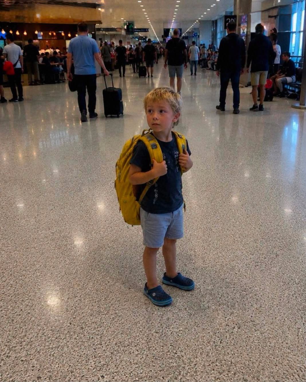 Na aerodromu sam prišla izgubljenom dječaku, a sadržaj njegovog ranca ostavio me bez riječi. | Zodiac Daily - featured image Na aerodromu sam prišla izgubljenom dječaku, a sadržaj njegovog ranca ostavio me bez riječi. | Zodiac Daily - featured image