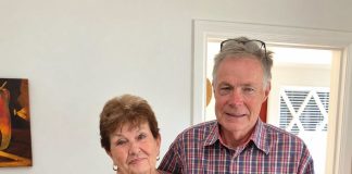 Moj muž je stalno govorio: „Ti samo nosiš tanjire, dok ja radim pravi posao.“ A onda je jedne večeri njegov šef ušao u restoran, ugledao me u konobarskoj uniformi i iznenada ustao od stola… 😨💔 Moj muž je stalno govorio: „Ti samo nosiš tanjire, dok ja radim pravi posao.“ A onda je jedne večeri njegov šef ušao u restoran, ugledao me u konobarskoj uniformi i iznenada ustao od stola… 😨💔 - featured image