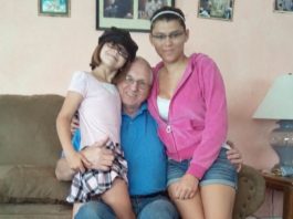 Vratila sam se kući dva sata ranije i zatekla svoje dvije kćeri zaključane u kupaonici s njihovim očuhom. A onda sam čula kako moja najmlađa kaže: „Mike, požuri prije nego što se mama vrati…“ Vratila sam se kući dva sata ranije i zatekla svoje dvije kćeri zaključane u kupaonici s njihovim očuhom. A onda sam čula kako moja najmlađa kaže: „Mike, požuri prije nego što se mama vrati…“ - featured image