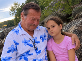 Na ovoj fotografiji smiješila sam se pored svog očuha… Godinama je moja majka vjerovala da me voli kao vlastitu kćer, ali nije imala pojma što se zapravo događalo iza njenih leđa — niti zašto ću tu tajnu nositi sa sobom još mnogo godina