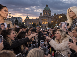 „Zašto se fanovi Cece i Karleuše svađaju već 20+ godina zbog žena koje uopšte ne poznaju?“