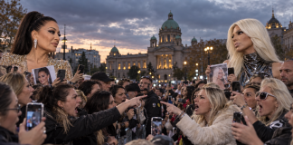 „Zašto se fanovi Cece i Karleuše svađaju već 20+ godina zbog žena koje uopšte ne poznaju?“